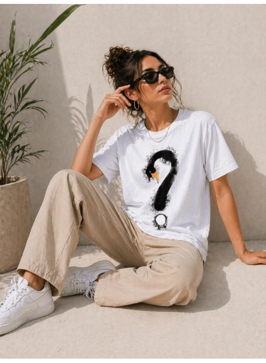 Kadın Kuğu Figürlü Soru İşareti Baskılı Tişört Kısa Kol T-Shirt - Beyaz Kadın Kuğu Figürlü Soru İşareti Baskılı Tişört Kısa Kol T-Shirt - Beyaz