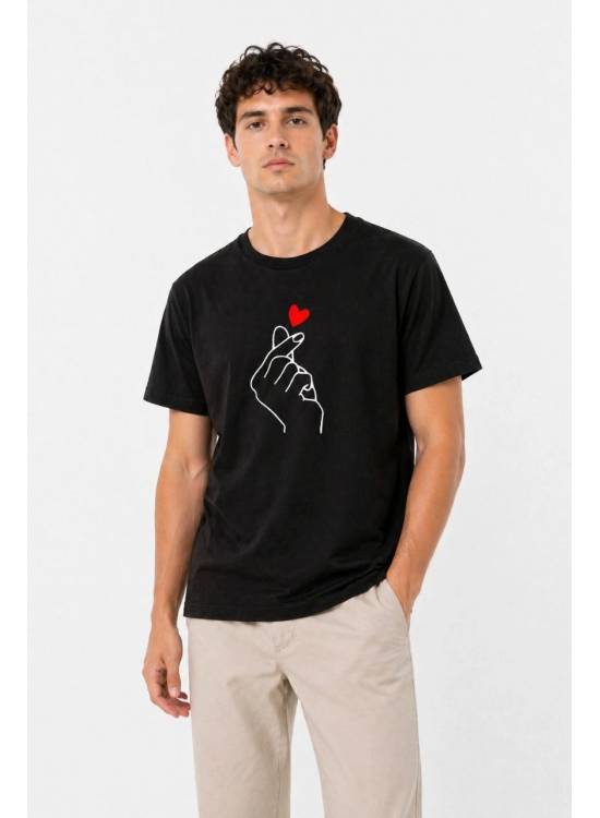 Erkek Kore Parmak Kalp Aşk Temalı Minimal Baskılı Tişört Yazlık Kısa Kol T-Shirt - Siyah Erkek Kore Parmak Kalp Aşk Temalı Minimal Baskılı Tişört Yazlık Kısa Kol T-Shirt - Siyah