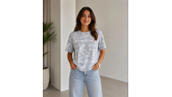 Kadın Batik Desenli Tişört Bisiklet Yaka Kısa Kol Regular Fit T-shirt - Gri Kadın Batik Desenli Tişört Bisiklet Yaka Kısa Kol Regular Fit T-shirt - Gri