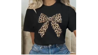 Kadın Leopar Desenli Fiyonklu Baskılı T-Shirt Kısa Kol Bisiklet Yaka Oversize Tişört - Siyah Kadın Leopar Desenli Fiyonklu Baskılı T-Shirt Kısa Kol Bisiklet Yaka Oversize Tişört - Siyah