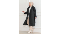 Kadın Kaşe Kaban Uzun Boy 115 cm Kruvaze Yaka Kuşaklı Astarlı Tesettür Kaban Yünlü - Siyah Kadın Kaşe Kaban Uzun Boy 115 cm Kruvaze Yaka Kuşaklı Astarlı Tesettür Kaban Yünlü - Siyah