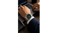 Erkek Gümüş Renk Metal Kordon Analog Kol Saati Takvim Göstergeli Yeşil Siyah Kadran - Gümüş