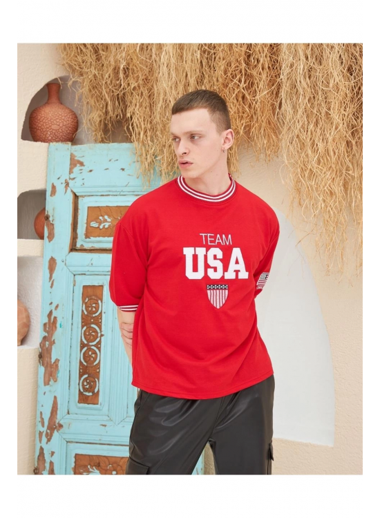 Erkek Bisiklet Yaka Tişört Nakış İşlemeli Kısa Kol Oversize T-Shirt - Kırmızı Erkek Bisiklet Yaka Tişört Nakış İşlemeli Kısa Kol Oversize T-Shirt - Kırmızı
